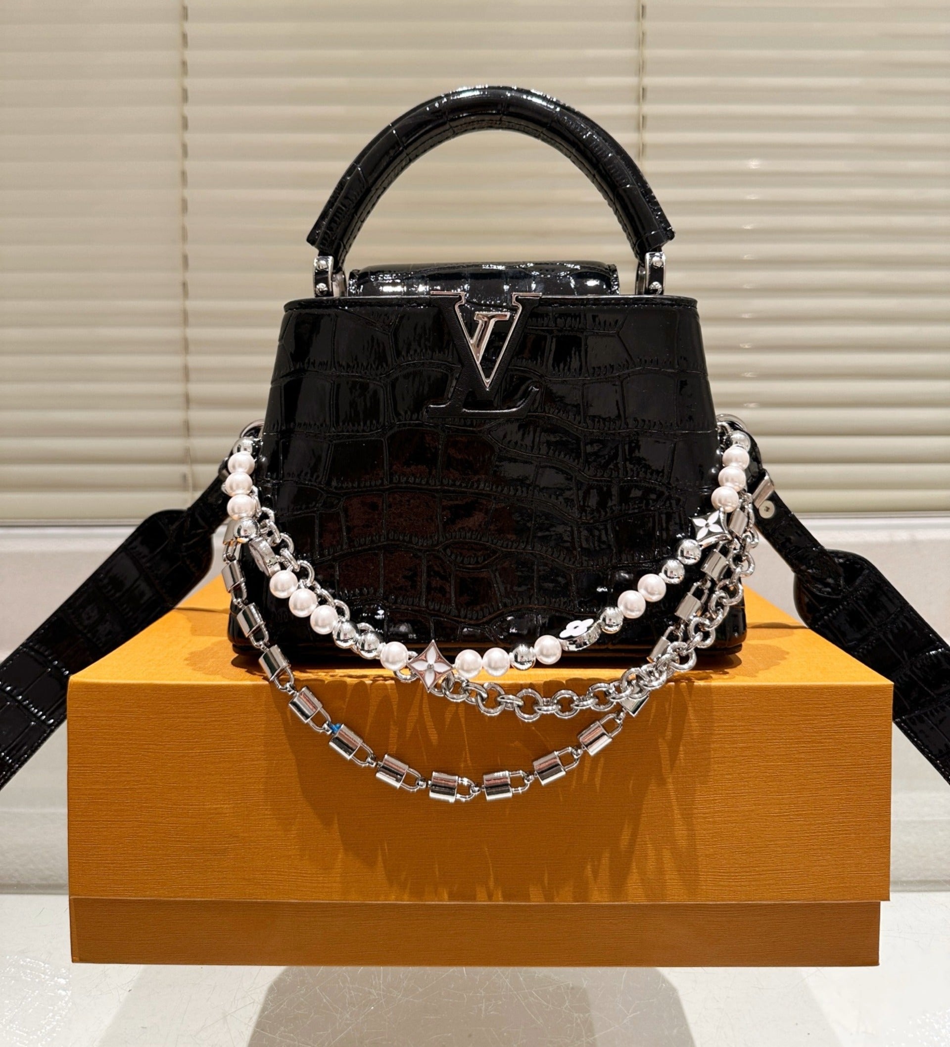 Louis Vuitton  crocodile مليون و600 الف