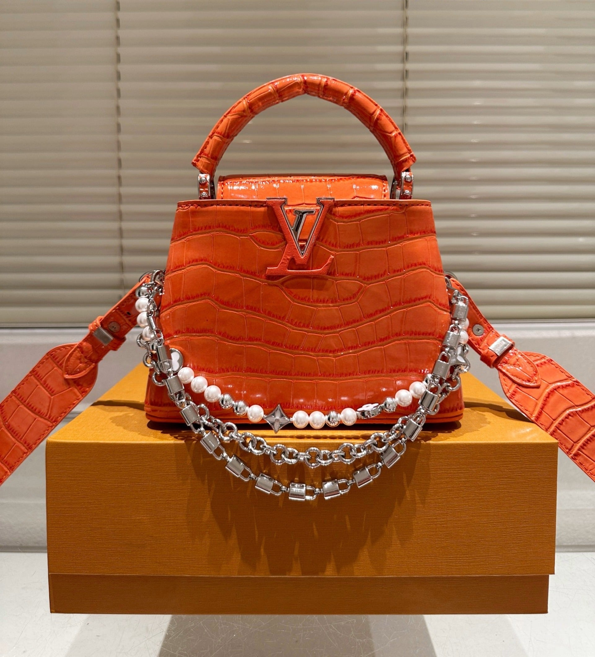 Louis Vuitton  crocodile مليون و600 الف