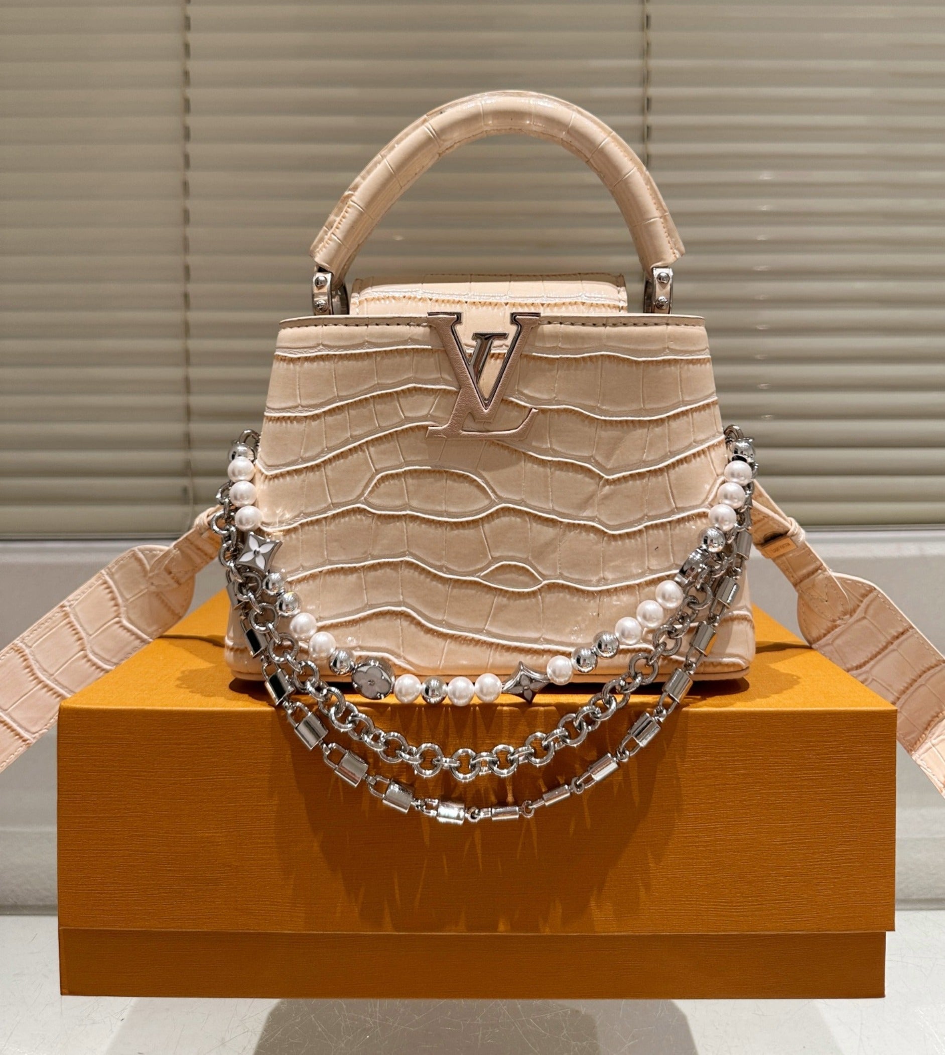 Louis Vuitton  crocodile مليون و600 الف