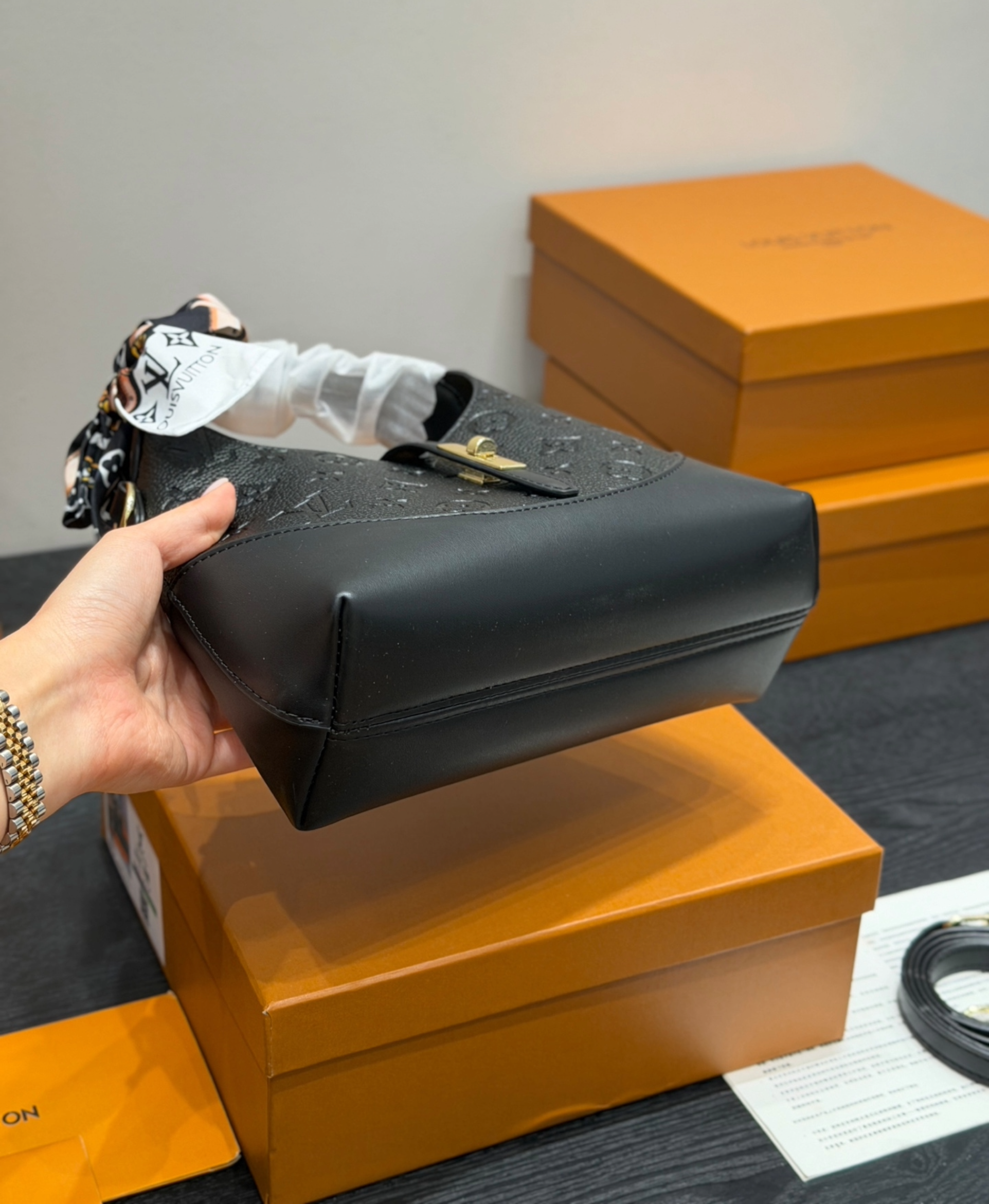 Louis Vuitton  LK مليون و250الف