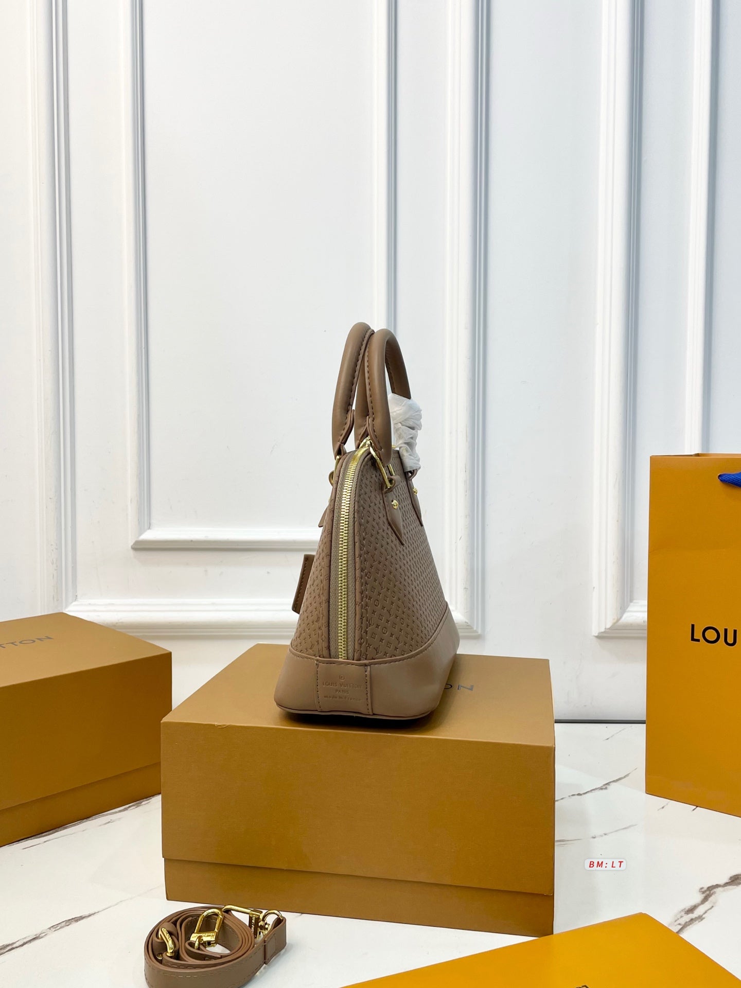 Louis Vuitton  ALMA مليون و300 الف